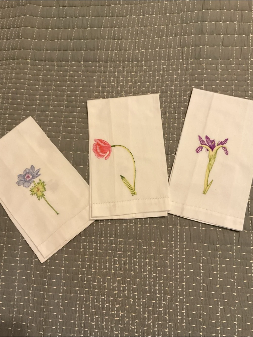 Set of 3 White Guest Towels with Hand-Embroidered Floral Motifs